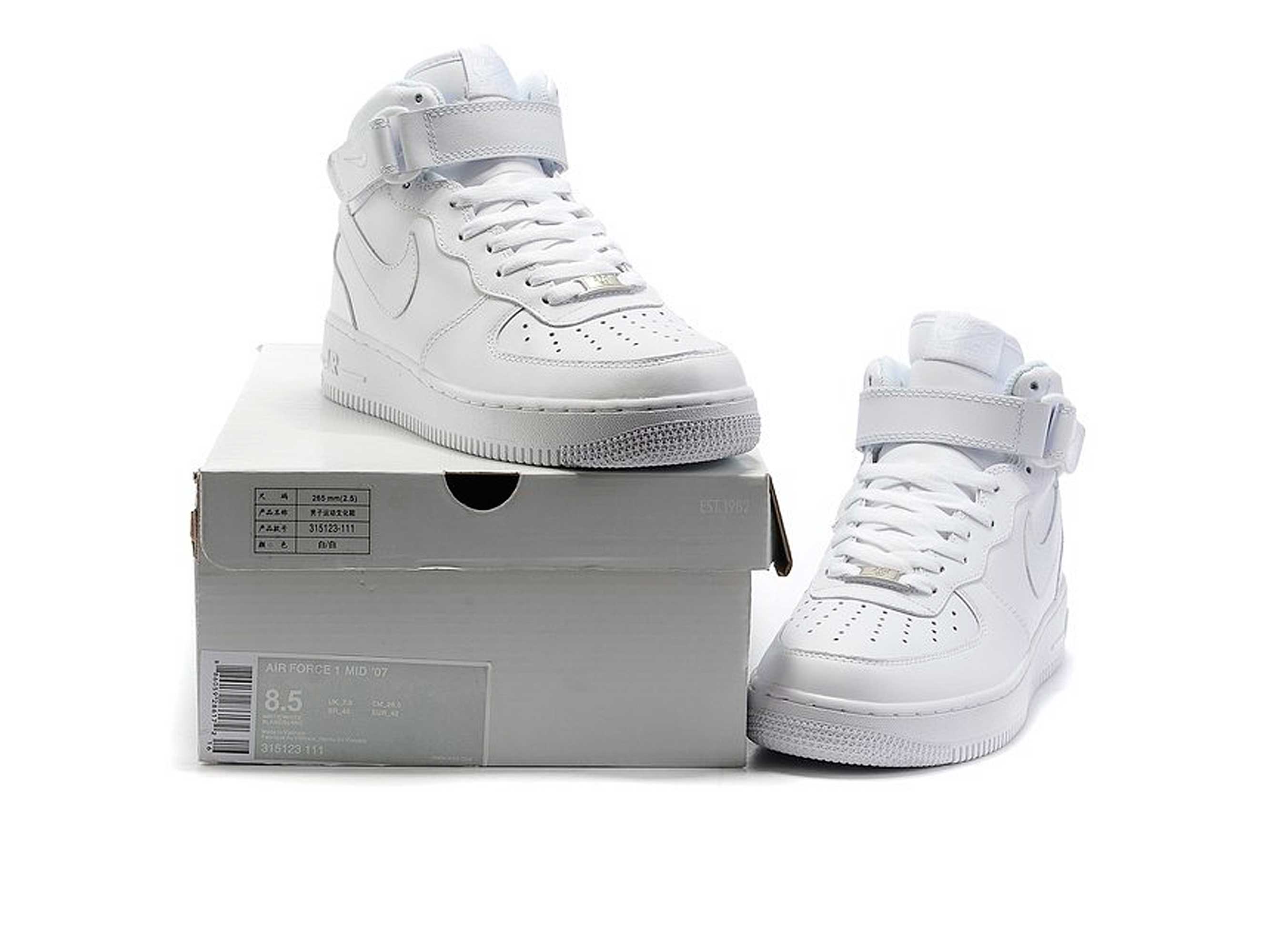 Высокие белые фото. Nike Air Force 1 Mid 07 White. Кроссовки Nike Air Force 1 Mid White. Nike Air Force 1 Mid кроссовки мужские. Nike Air Force 1 Mid White мужские.